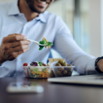 Por que algumas pessoas rendem mais no trabalho? A resposta pode estar no horário em que se alimentam.